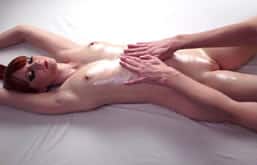 Kiara Jean alcanza el orgasmo durante un masaje sin penetración