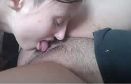 Lesbiana tiene un orgasmo en la boca de su chica